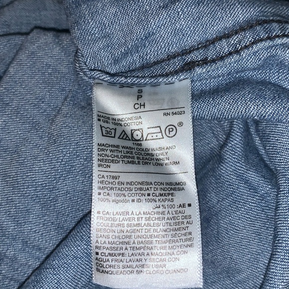 🔆 3 for $40 Old Navy Chambray Button Down NWOT - Picture 3 of 4